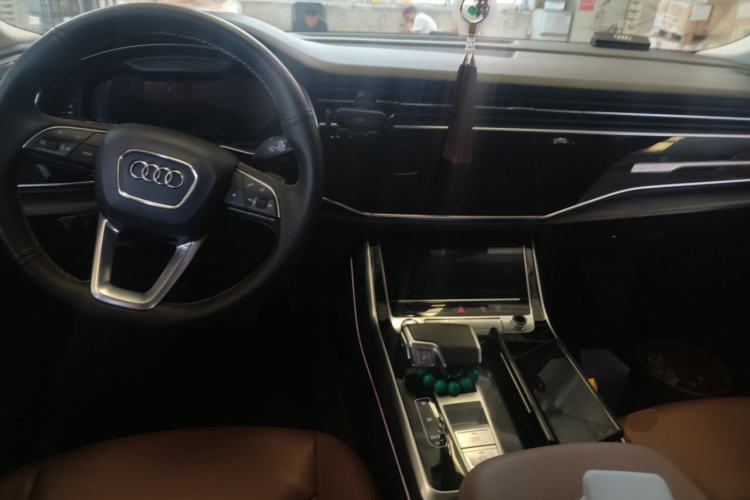 Used Audi Q7 2020 55 TFSI quattro S line sports model Center Console