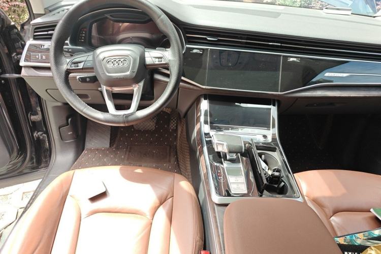Used Audi Q7 2020 55 TFSI quattro S line sports model Center Console