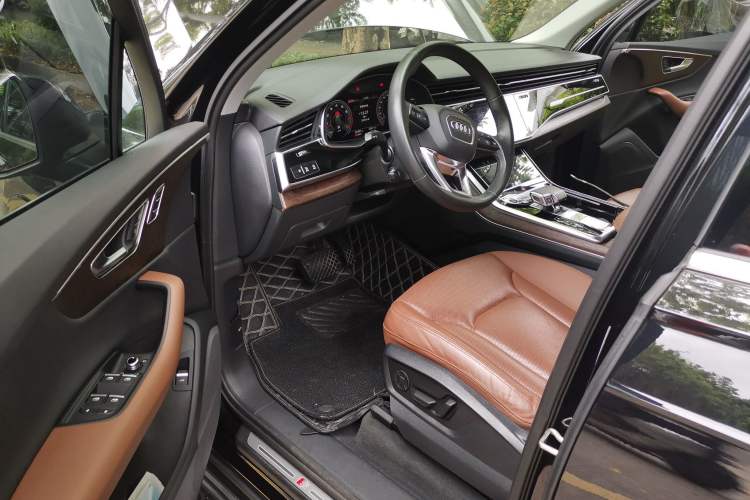 Used Audi Q7 2020 55 TFSI quattro S line sports model Driver Seat