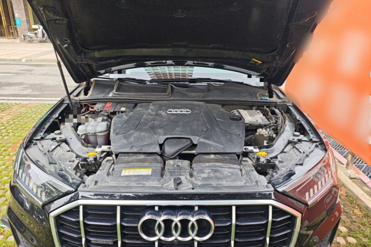 Used Audi Q7  Engine Bay