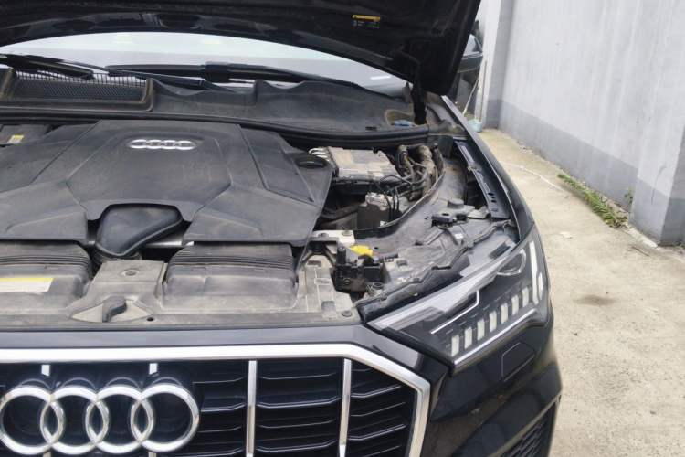 Used Audi Q7 2020 55 TFSI quattro S line sports model Engine Bay Left