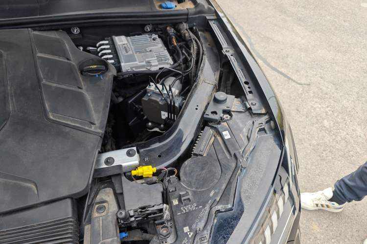 Used Audi Q7 2020 55 TFSI quattro S line sports model Engine Bay Left