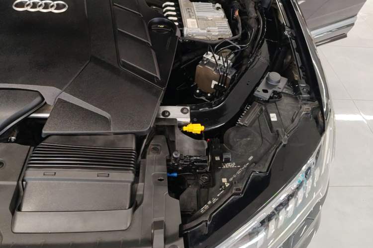 Used Audi Q7 2020 55 TFSI quattro S line sports model Engine Bay Left