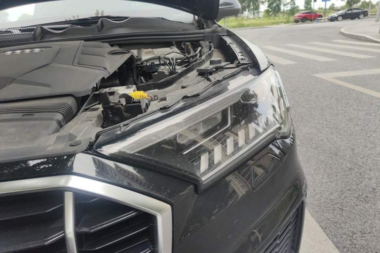 Used Audi Q7 2020 55 TFSI quattro S line sports model Engine Bay Left