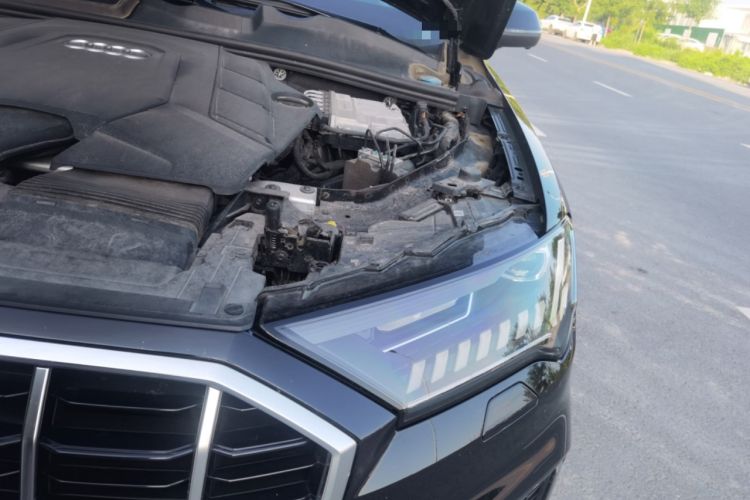 Used Audi Q7 2020 55 TFSI quattro S line sports model Engine Bay Left