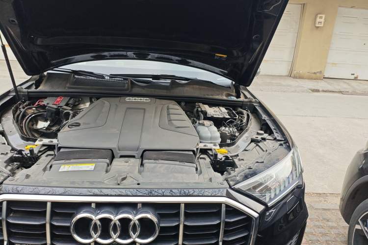 Used Audi Q7 2020 45 TFSI quattro S line Sport Limited Edition Engine Bay Left