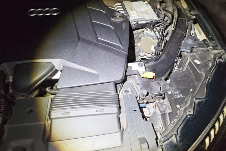 Used Audi Q7 2020 55 TFSI quattro S line sports model Engine Bay Left