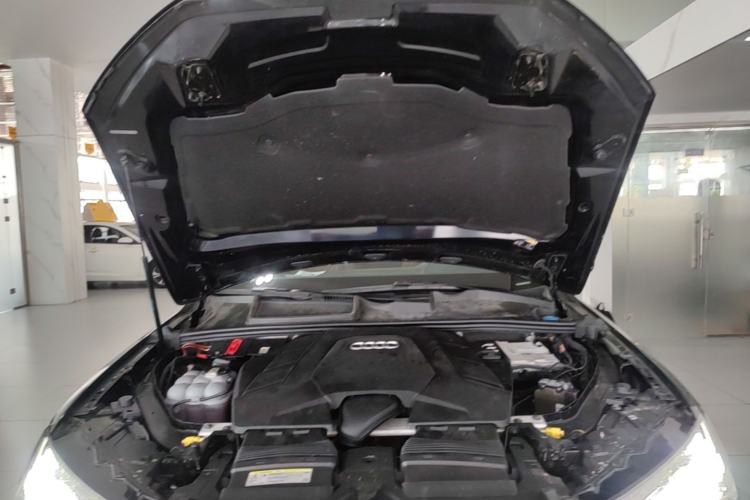 Used Audi Q7 2020 55 TFSI quattro S line sports model Engine Bay