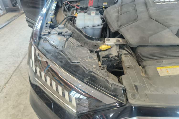 Used Audi Q7 2020 55 TFSI quattro S line sports model Engine Bay Right