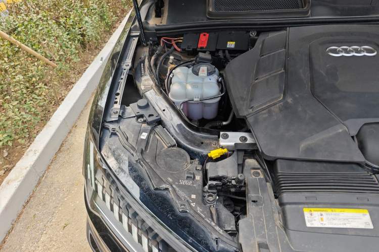 Used Audi Q7 2020 55 TFSI quattro S line sports model Engine Bay Right