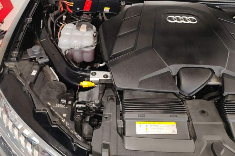Used Audi Q7 2020 55 TFSI quattro S line sports model Engine Bay Right