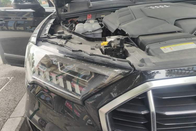 Used Audi Q7 2020 55 TFSI quattro S line sports model Engine Bay Right