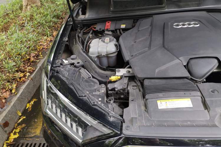 Used Audi Q7 2020 55 TFSI quattro S line sports model Engine Bay Right
