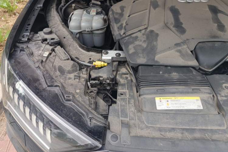 Used Audi Q7 2020 55 TFSI quattro S line sports model Engine Bay Right