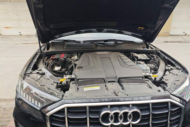 Used Audi Q7 2020 45 TFSI quattro S line Sport Limited Edition Engine Bay Right