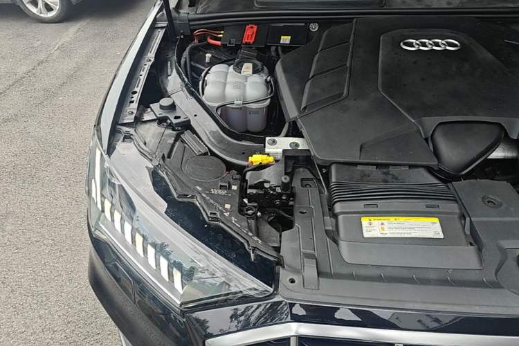 Used Audi Q7 2020 55 TFSI quattro S line sports model Engine Bay Right