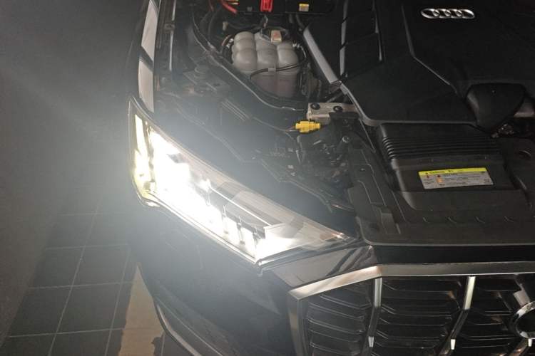Used Audi Q7 2020 55 TFSI quattro S line sports model Engine Bay Right