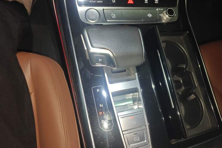 Used Audi Q7 2020 55 TFSI quattro S line sports model Gear Lever