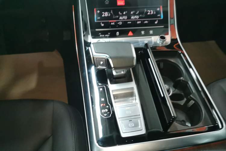 Used Audi Q7 2020 55 TFSI quattro S line sports model Gear Lever