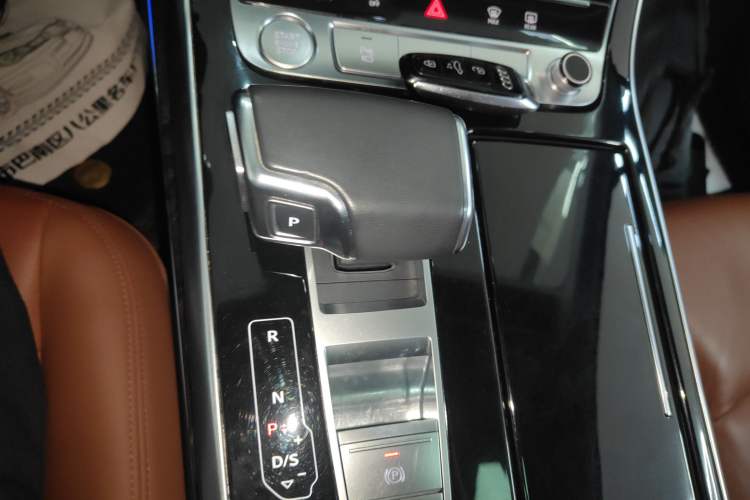 Used Audi Q7 2020 55 TFSI quattro S line sports model Gear Lever
