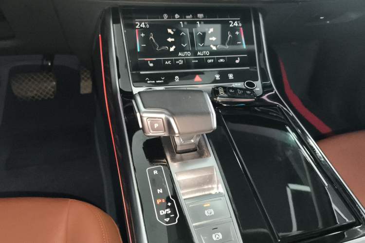 Used Audi Q7 2020 55 TFSI quattro S line sports model Gear Lever