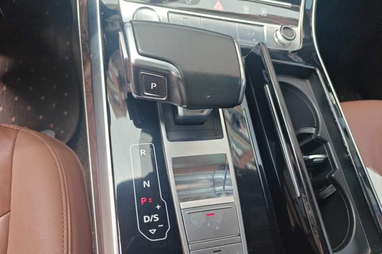 Used Audi Q7 2020 55 TFSI quattro S line sports model Gear Lever