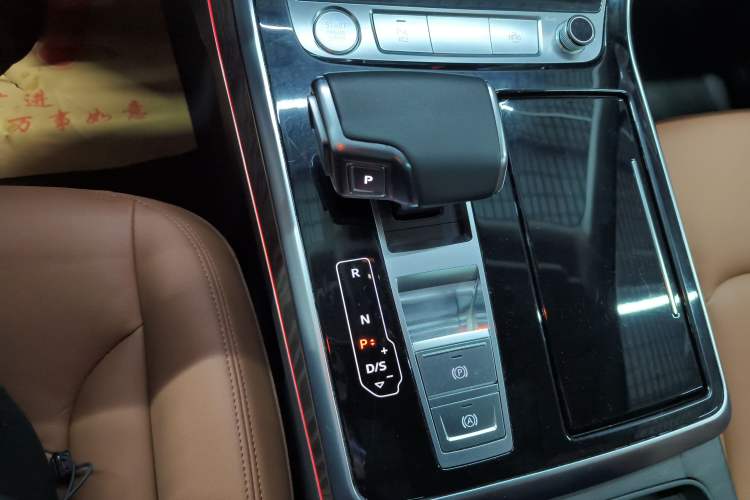 Used Audi Q7 2020 55 TFSI quattro S line sports model Gear Lever