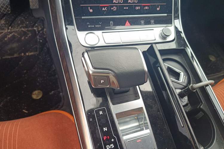 Used Audi Q7 2020 55 TFSI quattro S line sports model Gear Lever