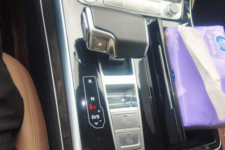 Used Audi Q7 2020 55 TFSI quattro S line sports model Gear Lever