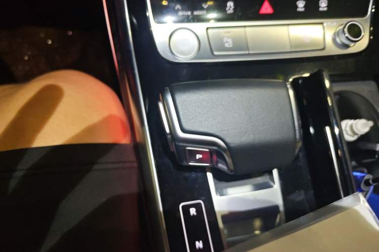 Used Audi Q7 2020 55 TFSI quattro S line sports model Gear Lever