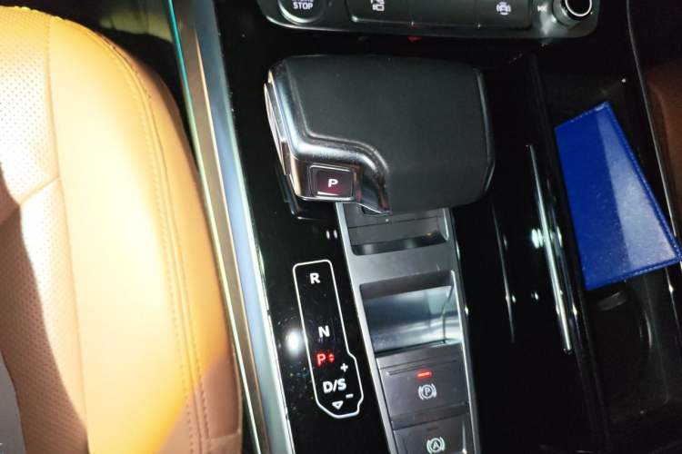 Used Audi Q7 2020 55 TFSI quattro S line sports model Gear Lever