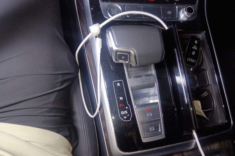 Used Audi Q7 2020 55 TFSI quattro S line sports model Gear Lever