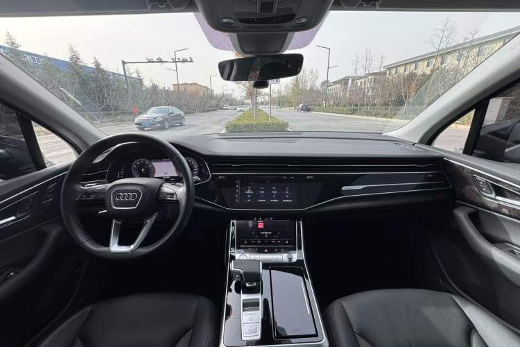 Used Audi Q7 2020 55 TFSI quattro S line sports model Interior 1