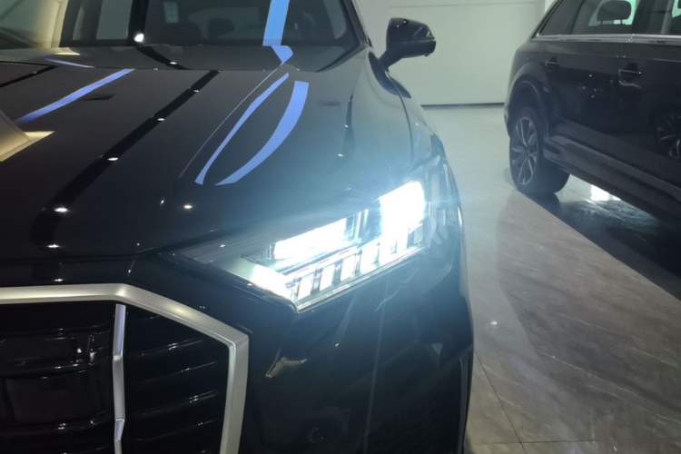 Used Audi Q7 2020 55 TFSI quattro S line sports model Left Front Headlight