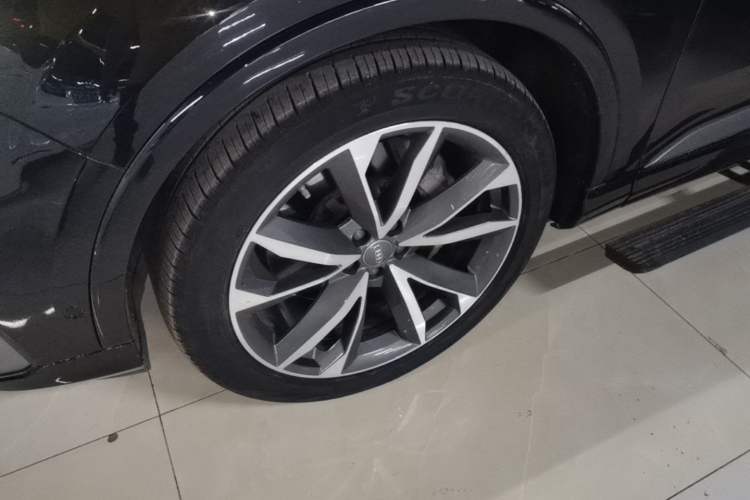 Used Audi Q7 2020 55 TFSI quattro S line sports model Left Front Wheel Hub