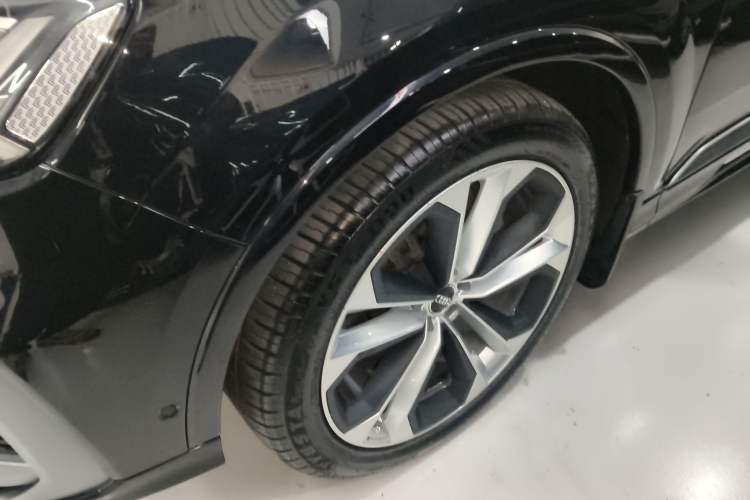 Used Audi Q7 2020 55 TFSI quattro S line sports model Left Front Wheel Hub