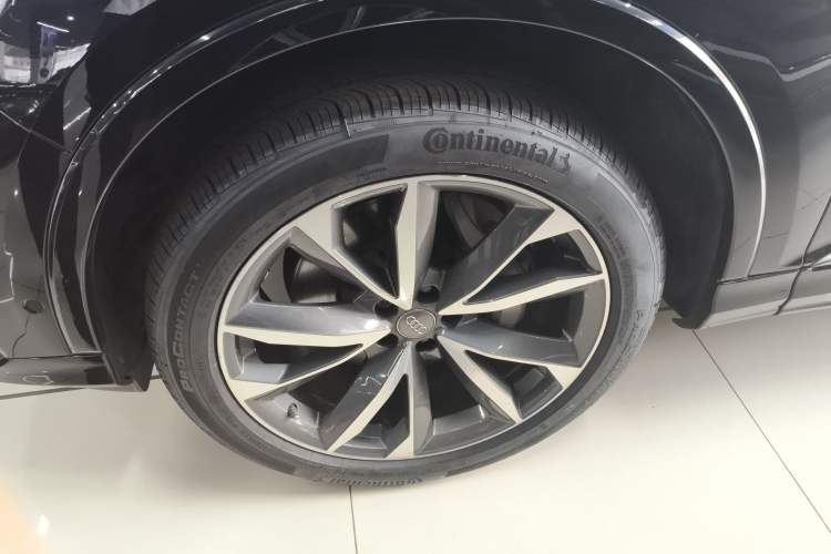 Used Audi Q7 2020 55 TFSI quattro S line sports model Left Front Wheel Hub