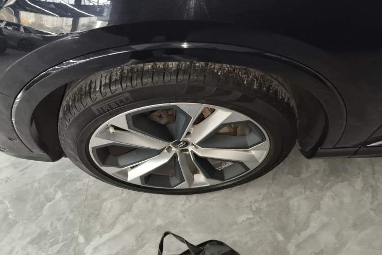 Used Audi Q7 2020 55 TFSI quattro S line sports model Left Front Wheel Hub