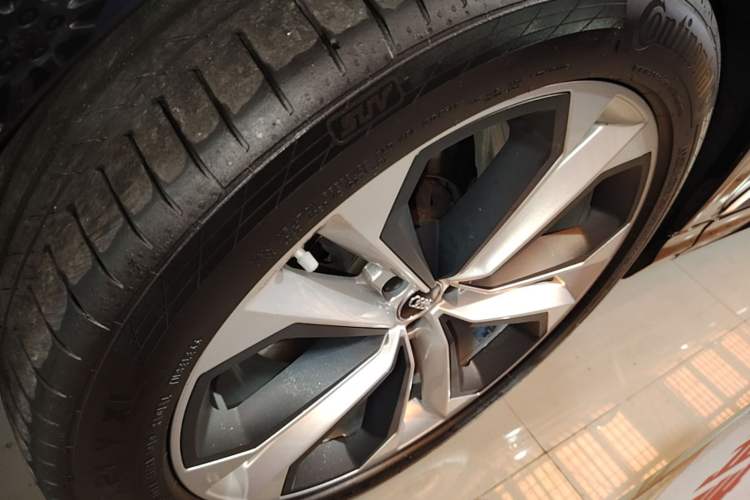 Used Audi Q7 2020 55 TFSI quattro S line sports model Left Front Wheel Hub