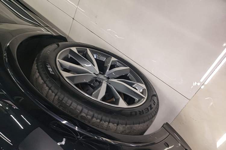 Used Audi Q7 2020 55 TFSI quattro S line sports model Left Front Wheel Hub