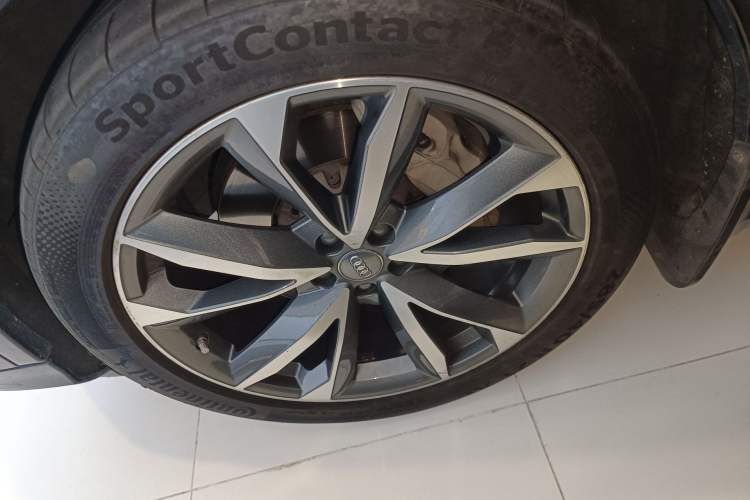 Used Audi Q7 2020 55 TFSI quattro S line sports model Left Front Wheel Hub