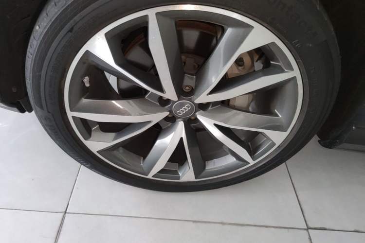 Used Audi Q7 2020 55 TFSI quattro S line sports model Left Front Wheel Hub