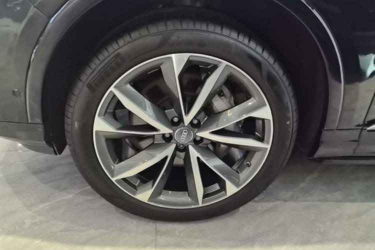 Used Audi Q7 2020 55 TFSI quattro S line sports model Left Front Wheel Hub
