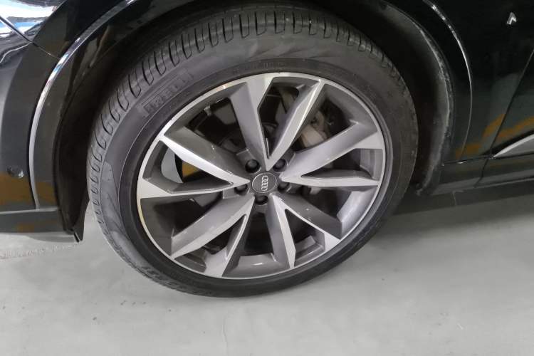 Used Audi Q7 2020 55 TFSI quattro S line sports model Left Front Wheel Hub