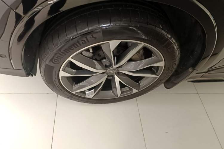 Used Audi Q7 2020 55 TFSI quattro S line sports model Left Front Wheel Hub