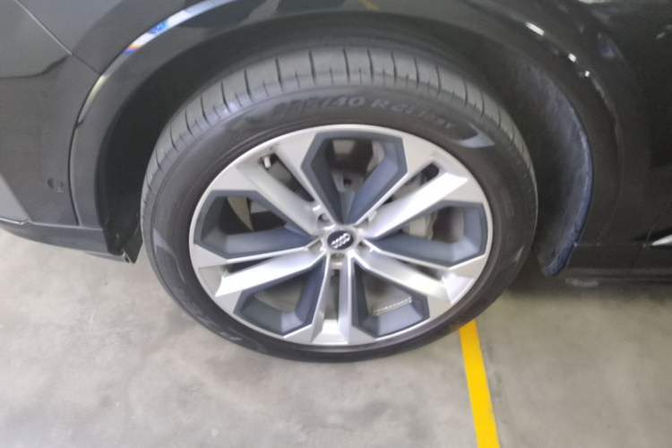 Used Audi Q7 2020 55 TFSI quattro S line sports model Left Front Wheel Hub