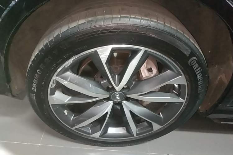 Used Audi Q7 2020 55 TFSI quattro S line sports model Left Front Wheel Hub