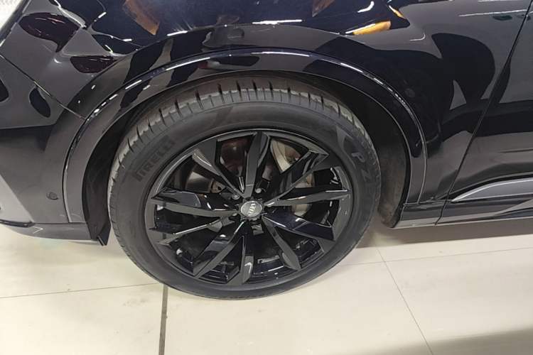 Used Audi Q7 2020 55 TFSI quattro S line sports model Left Front Wheel Hub