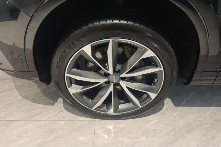Used Audi Q7 2020 55 TFSI quattro S line sports model Left Front Wheel Hub