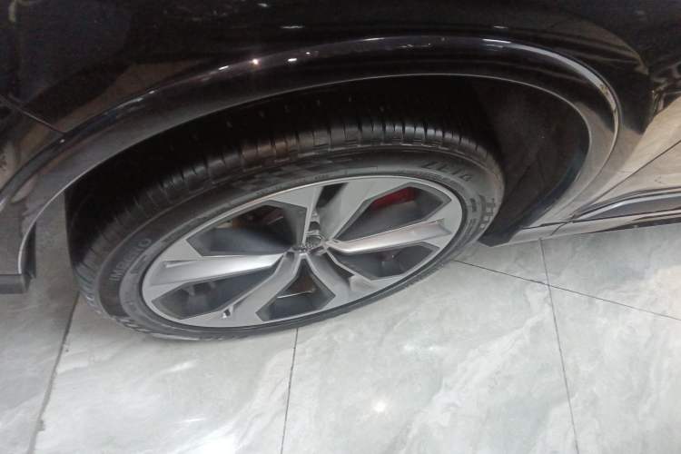 Used Audi Q7 2020 55 TFSI quattro S line sports model Left Front Wheel Hub